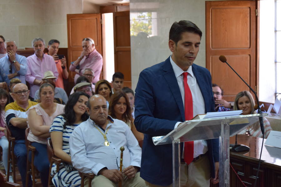 Fotos: Los concejales y el nuevo alcalde de Talayuela, Ismael Bravo, toman posesión de sus actas