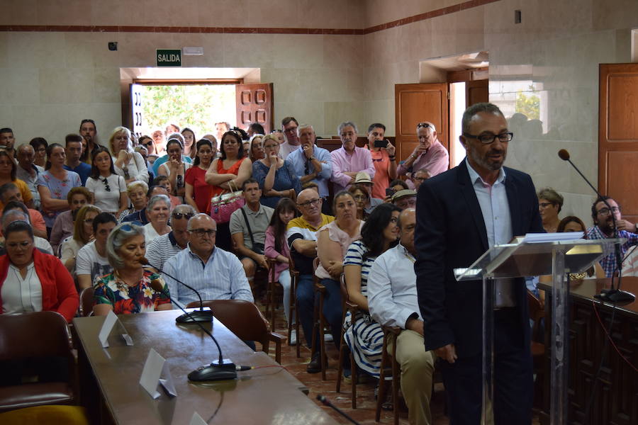 Fotos: Los concejales y el nuevo alcalde de Talayuela, Ismael Bravo, toman posesión de sus actas