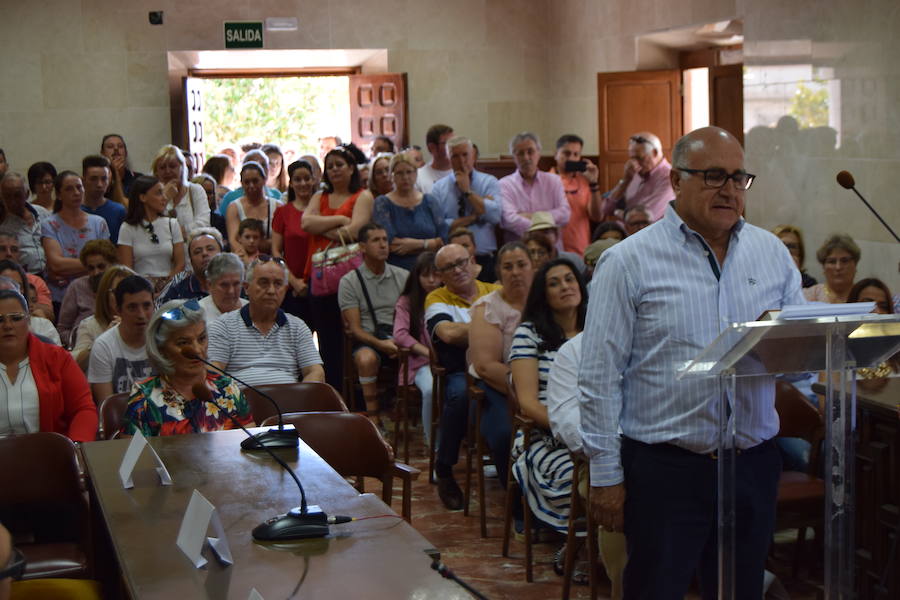 Fotos: Los concejales y el nuevo alcalde de Talayuela, Ismael Bravo, toman posesión de sus actas