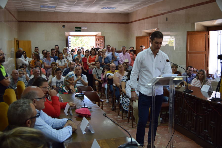 Fotos: Los concejales y el nuevo alcalde de Talayuela, Ismael Bravo, toman posesión de sus actas