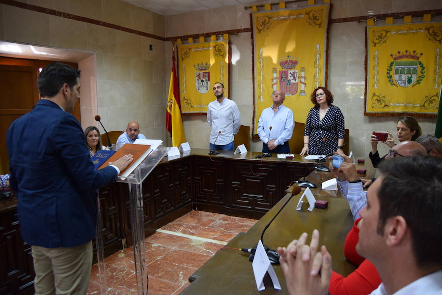 Fotos: Los concejales y el nuevo alcalde de Talayuela, Ismael Bravo, toman posesión de sus actas