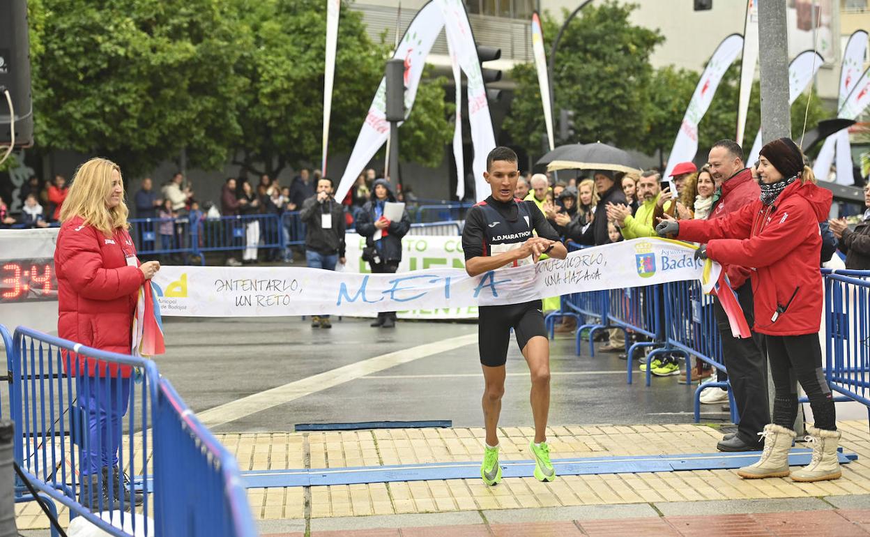 Houssame Benabbou y Tania Carretero ganan la media maratón Elvas-Badajoz