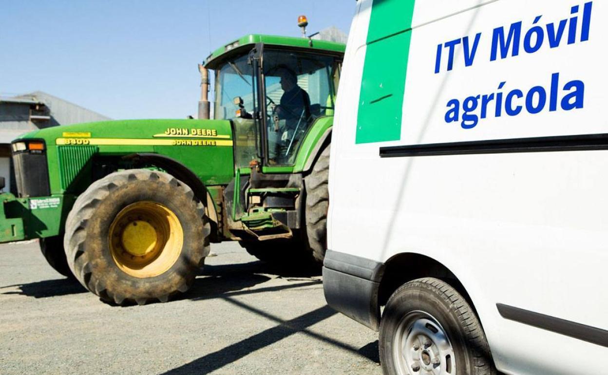 Un tractor se dispone a pasar la revisión