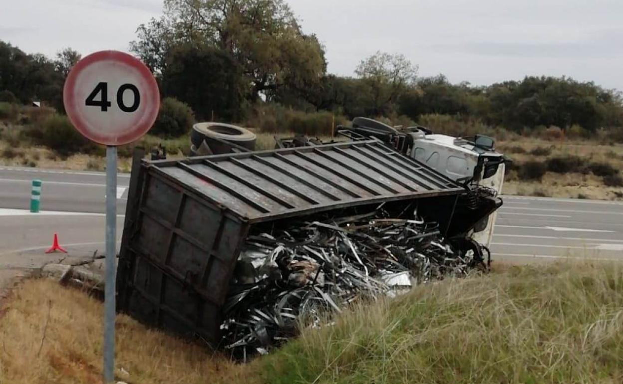 Vuelca un camión cargado con hierros cerca de Talayuela