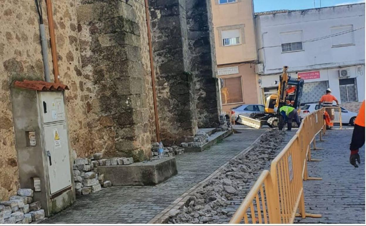 Comienzan las obras para el soterramiento del cableado de la fachada de la Iglesia San Martín
