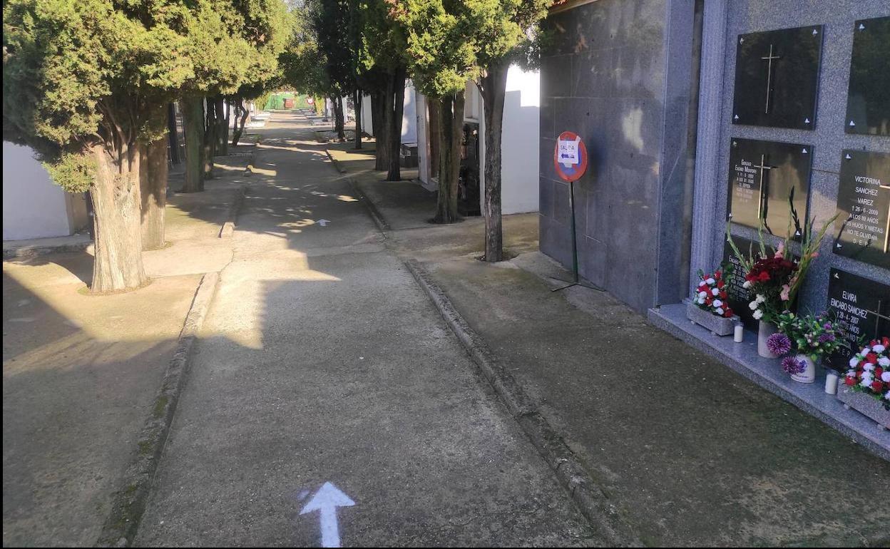 El temor al virus se deja notar y reduce las visitas por Todos los Santos al cementerio