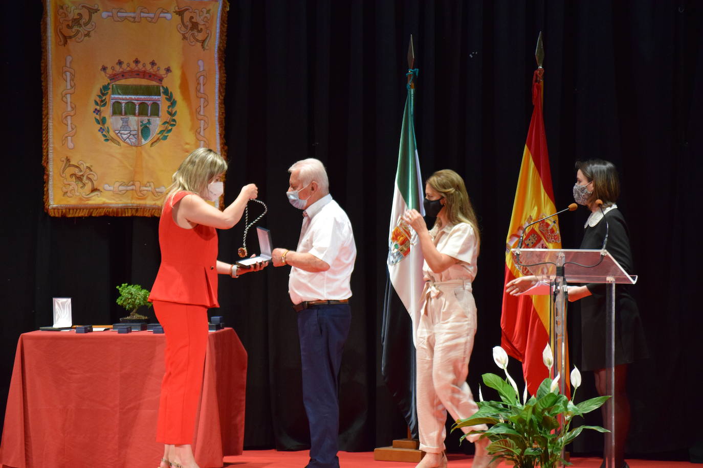 Fotos: FotoGalería Nombramiento oficial del Cronista de Talayuela y Acto homenaje a los alcaldes de la democracia