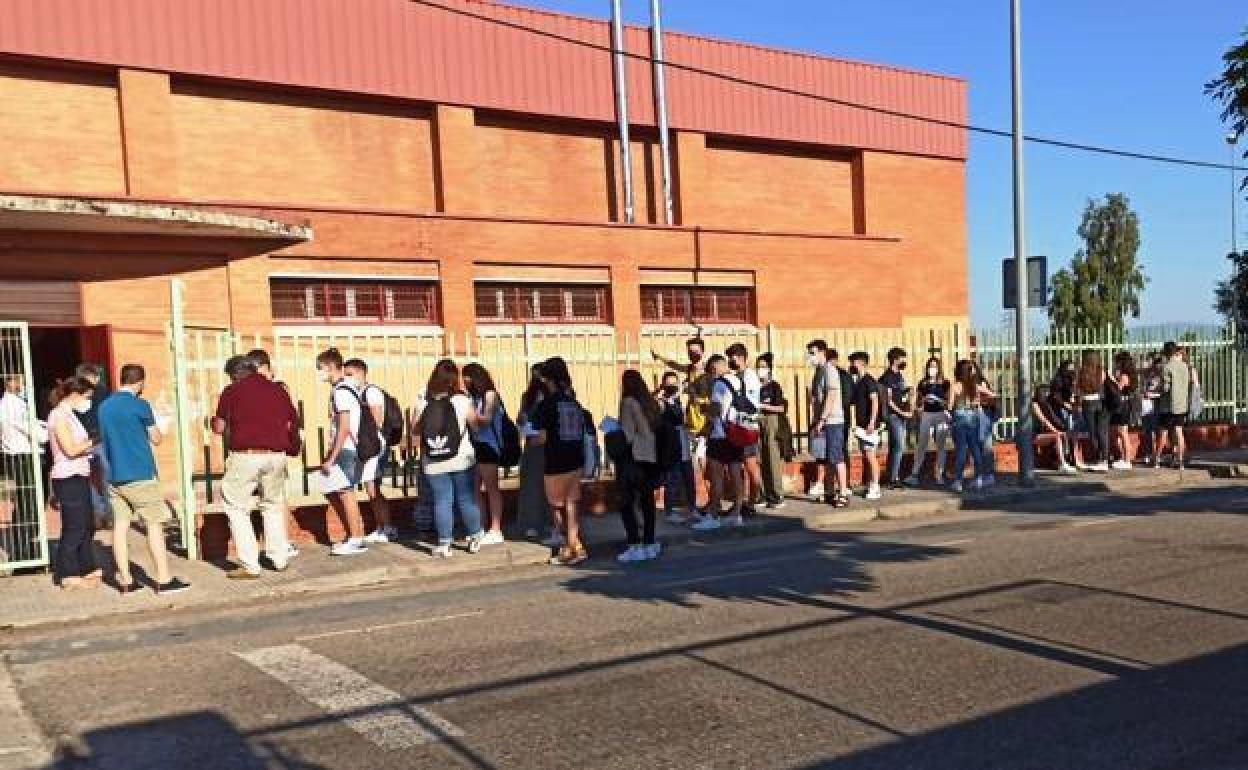 El instituto Zurbarán repite como sede de las pruebas de la EBAU, recibiendo a unos 240 estudiantes de la zona