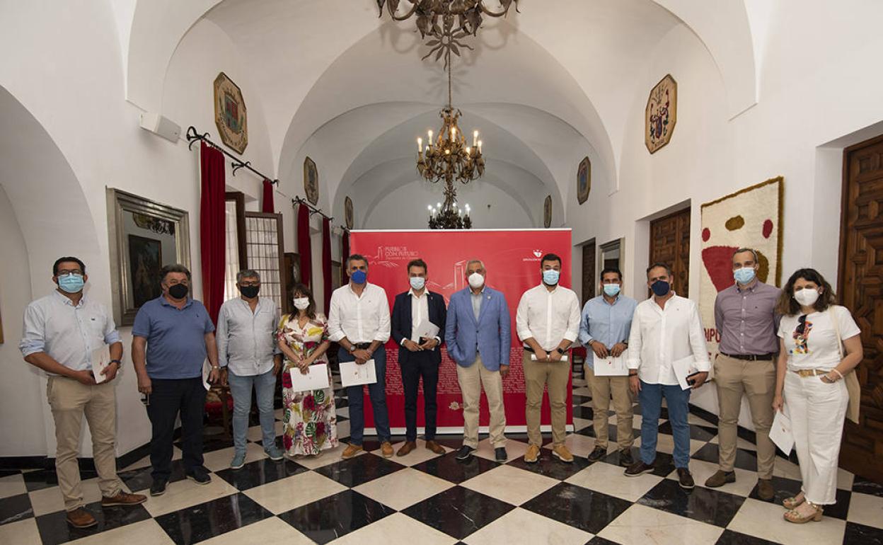Los 12 ayuntamientos con más de 5.000 habitantes de la provincia firman el plan extraordinario de la Diputación «Pueblos con Futuro»