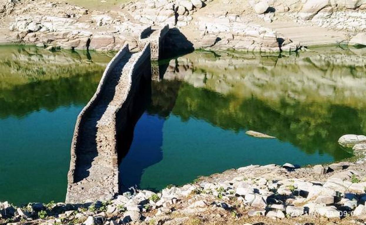 La bajada de Valdecañas hace aflorar más tesoros arqueológicos sumergidos