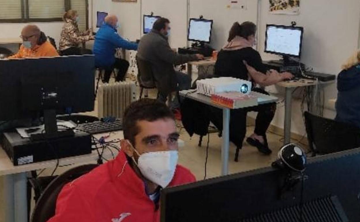 Más de 21.500 extremeños y extremeñas han pasado en 2021 por los Centros de Competencias Digitales - NCC