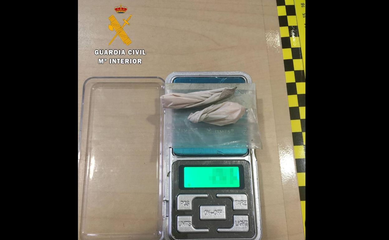 Detenida por tráfico de drogas tras ser identificada en una vía de servicio de la Autovía A-5 con numerosas dosis de éxtasis y speed