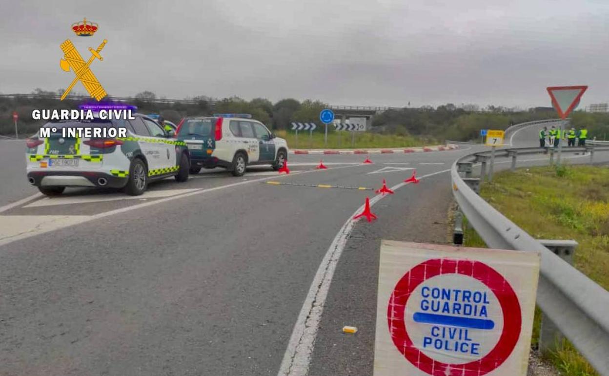 Detenido tras darse a la fuga en un control de la Guardia Civil y conducir de forma temeraria y bajo la influencia de drogas y alcohol por la Autovía A-5