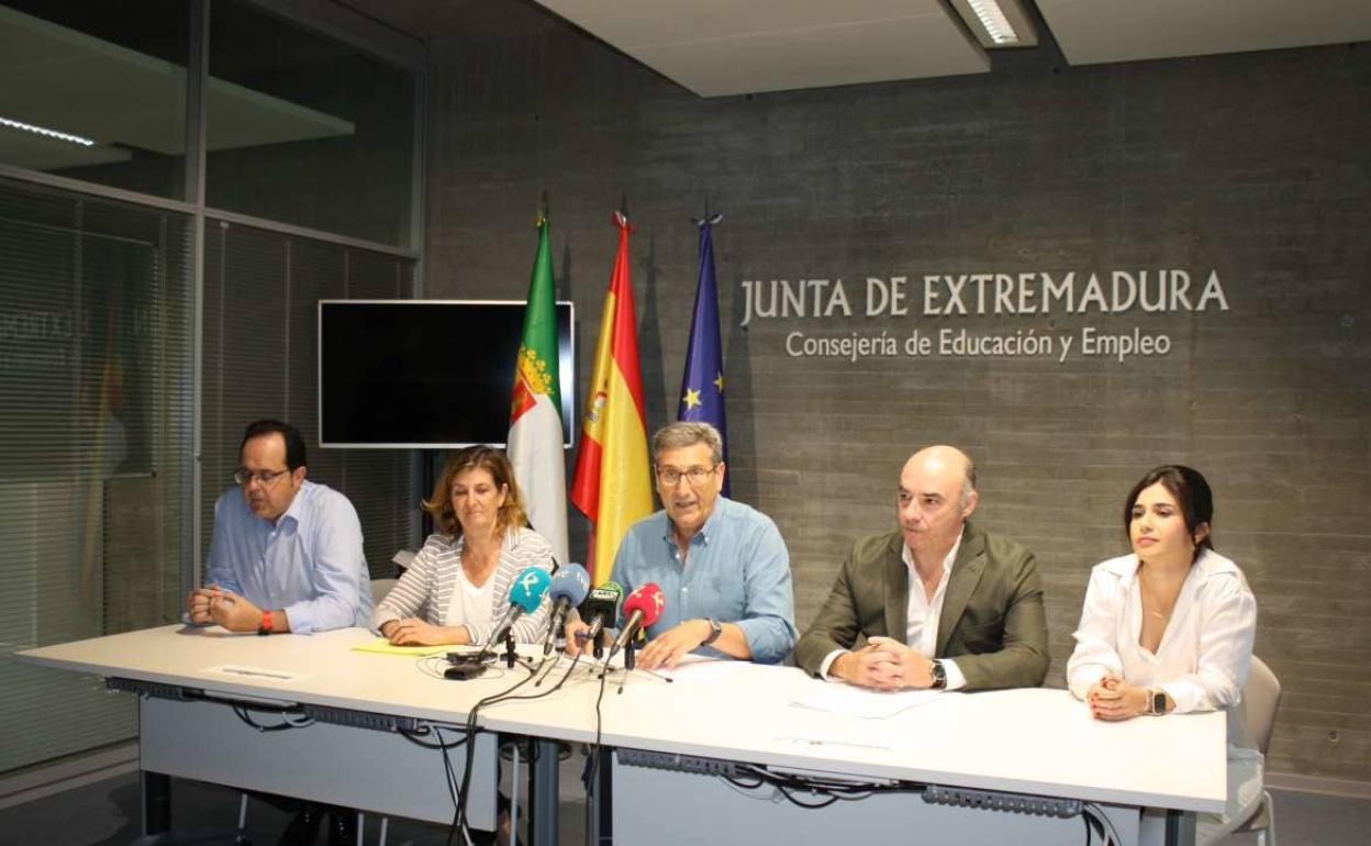 El secretario general de Empleo, Javier Luna, junto con la presidenta de la Fundación Caja Extremadura, Pilar García Ceballos-Zúñiga 