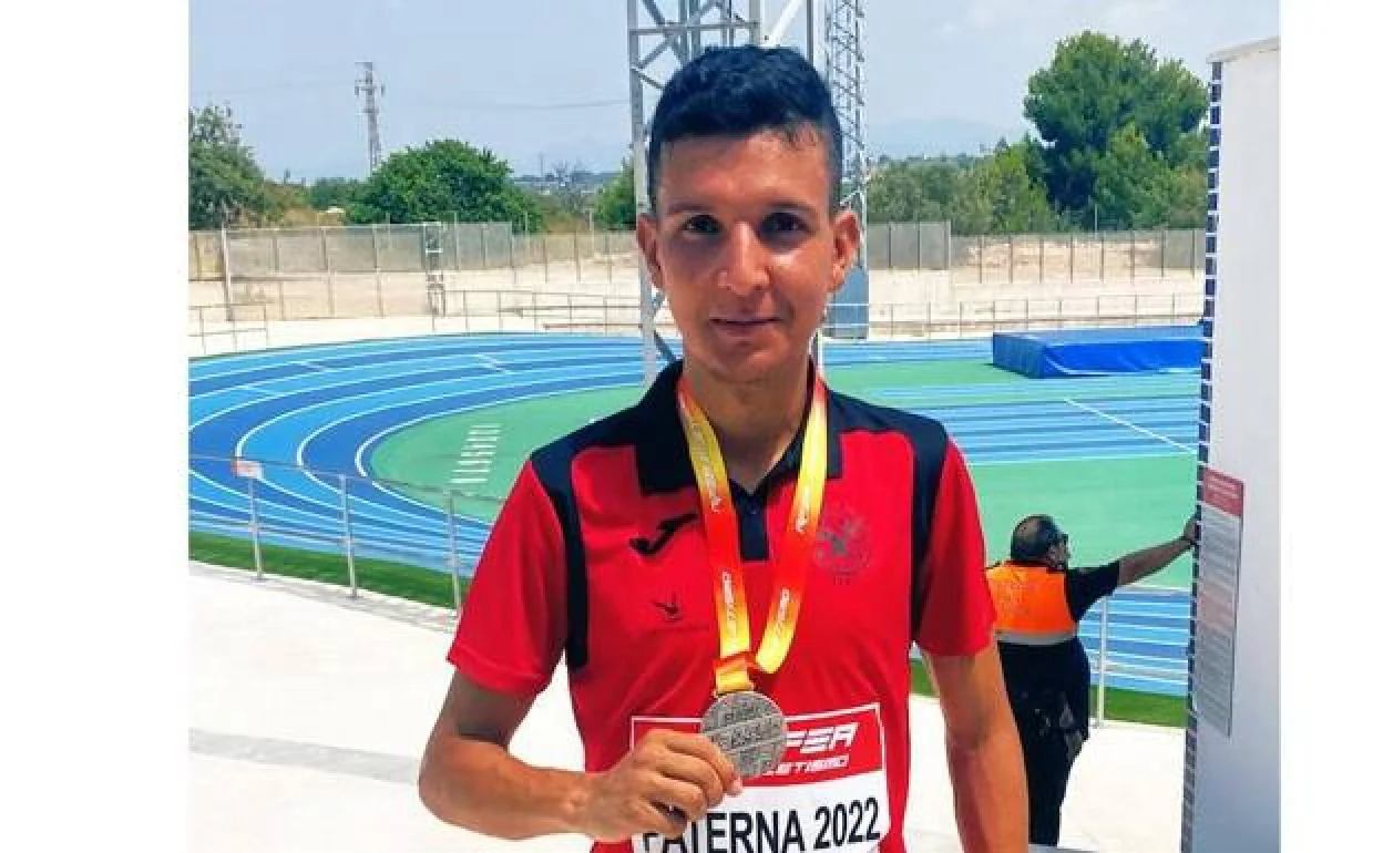 Houssame Benabbou muestra su medalla de plata conseguida en el Campeonato de España de Maedia Maratón