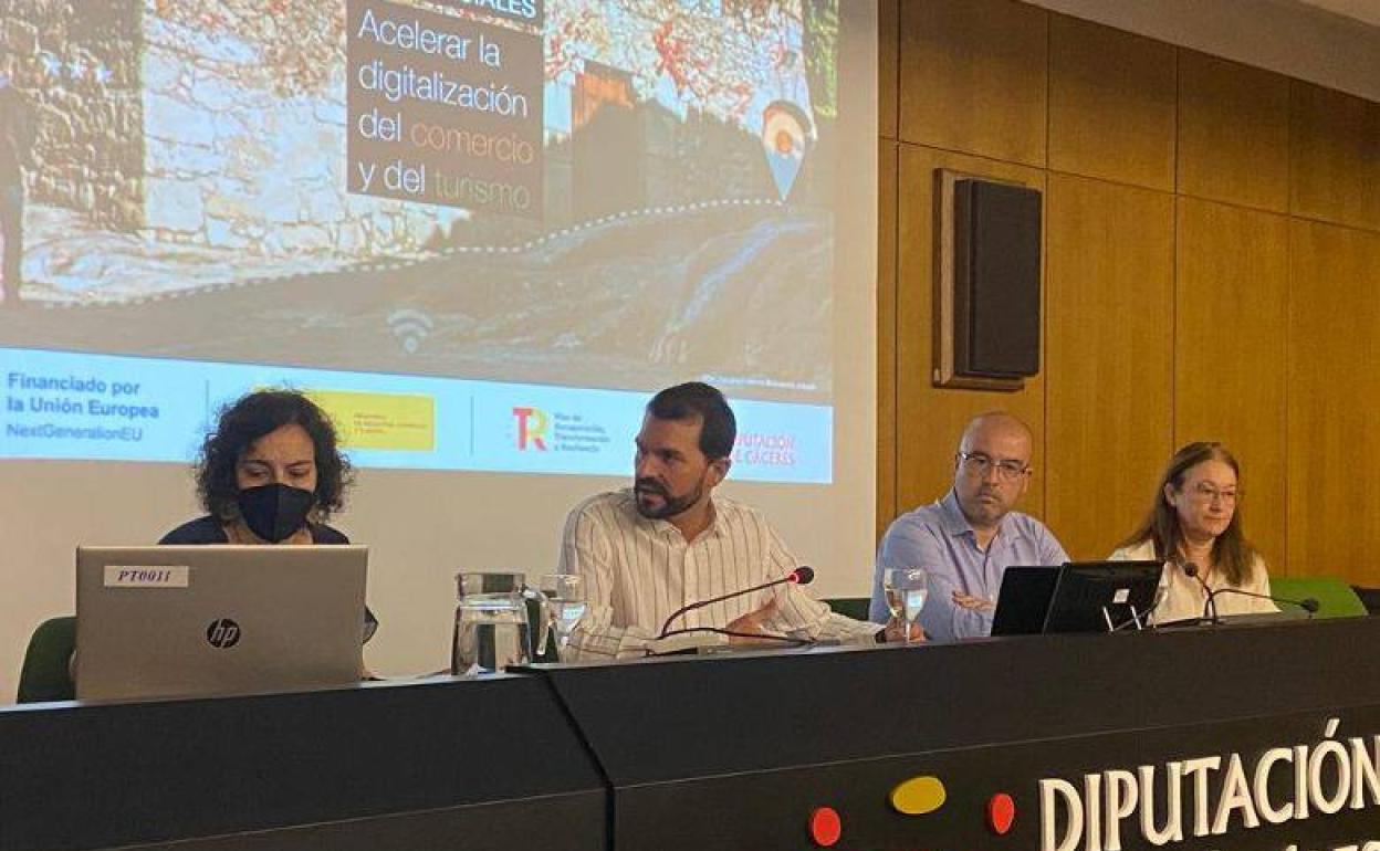 Talayuela se beneficiará del programa «Nodos Turísticos y Comerciales 4.0 de la provincia de Cáceres» para impulsar la digitalización del comercio y del turismo