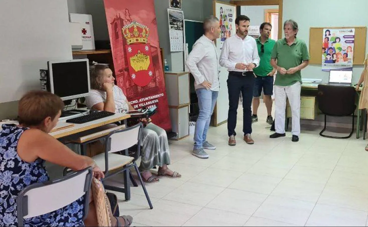 La Hormiga Verde y AUPEX habilitan un aula tecnológica en la UP de Villanueva de la Vera