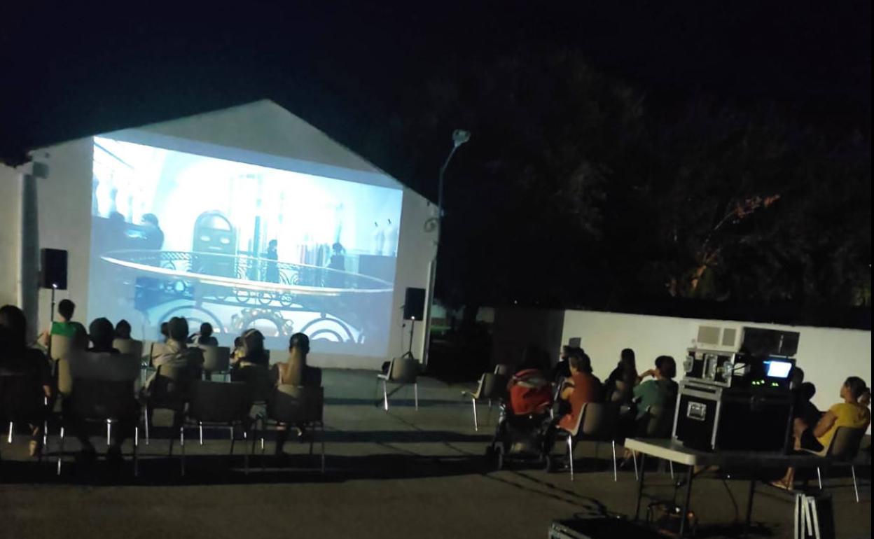 Santa María y Barquilla disfrutan del Cine de Verano de AUPEX