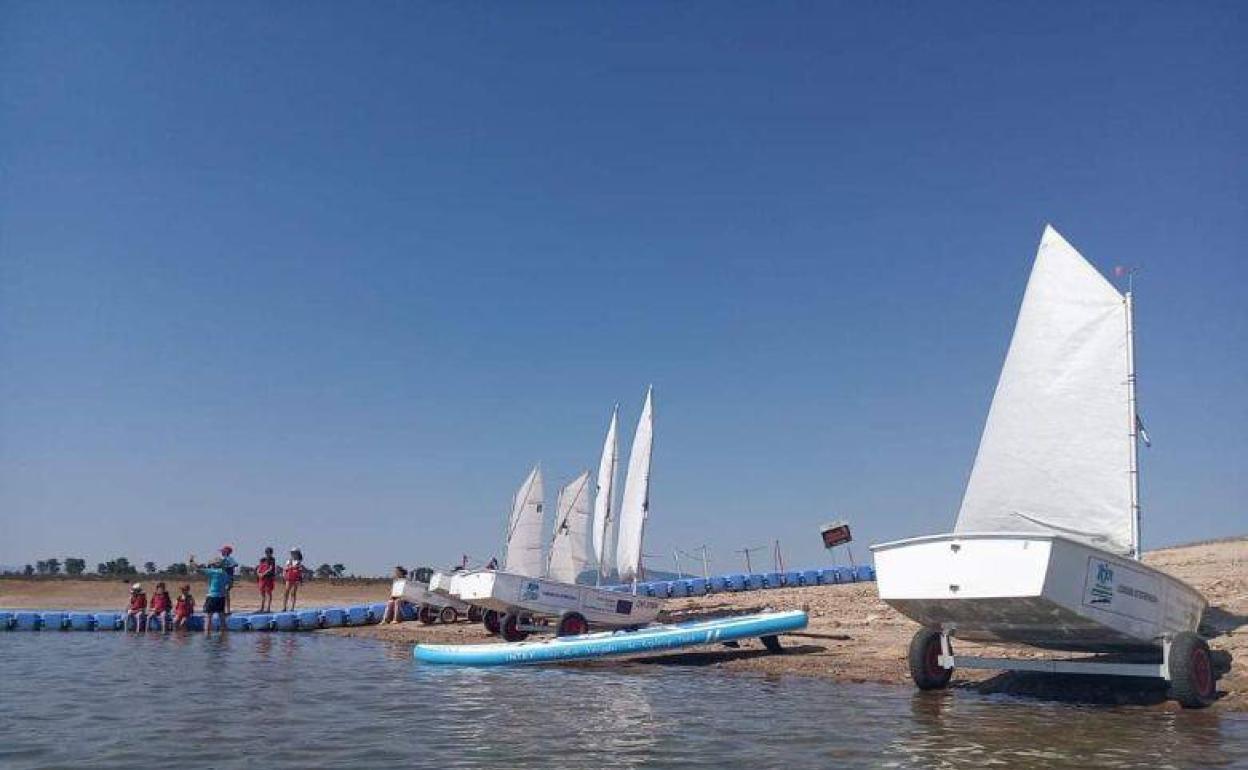 En plan… a toda vela», el programa de Diputación de cursos de vela y windsurf gratuitos para jóvenes en embalses de la provincia