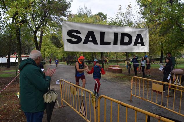 Fotos: Aned organiza la primera edición de la carrera popular 'Pinar de Talayuela'