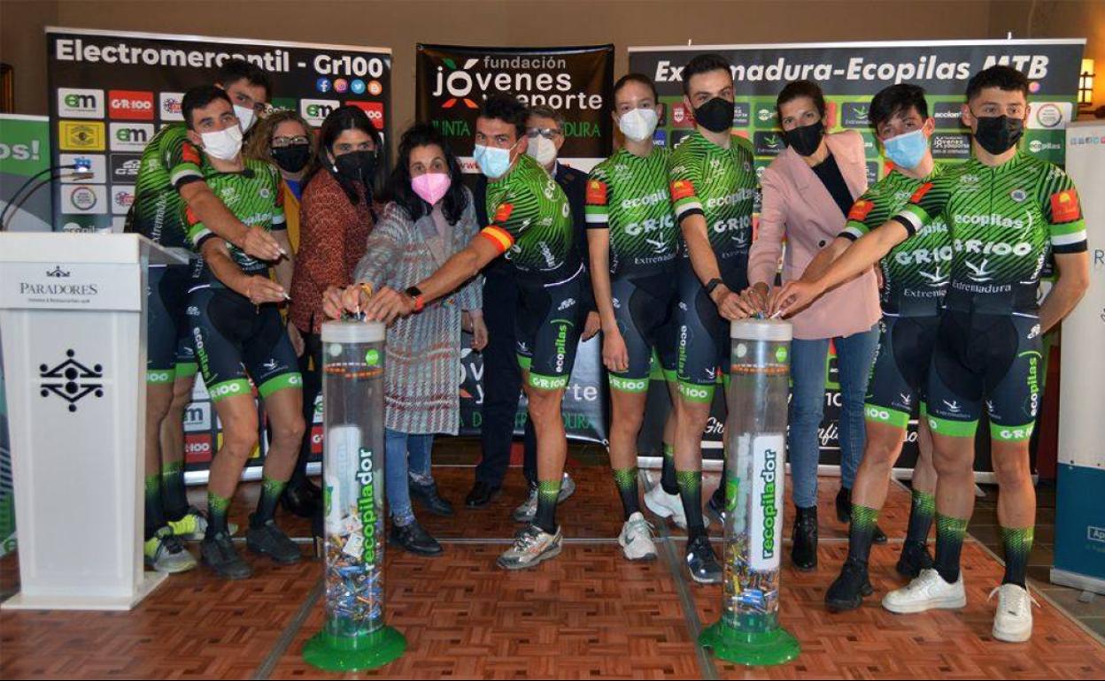 David Vizcaíno recibe el primer premio en la Categoría Cadete Masculino del 'Ranking BTT XCO Rallye'