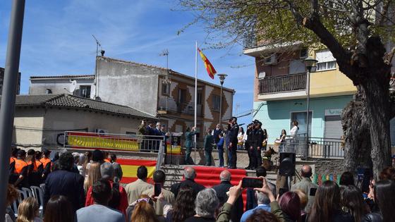 Talayuela celebra un acto solemne de izado de la bandera nacional