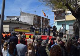 Talayuela celebra un acto solemne de izado de la bandera nacional