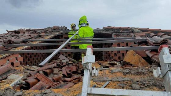 Un rayo destruye parte del tejado de una vivienda en Majadas de Tiétar
