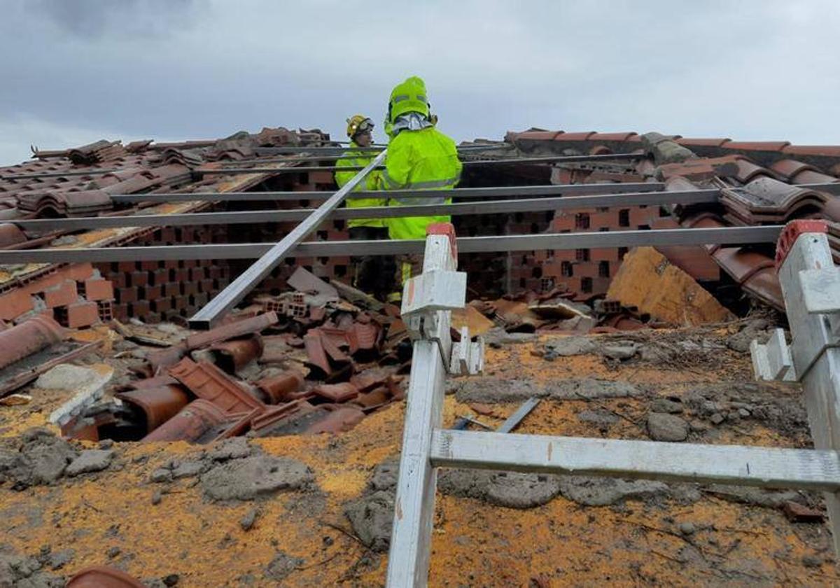 Un rayo destruye parte del tejado de una vivienda en Majadas de Tiétar
