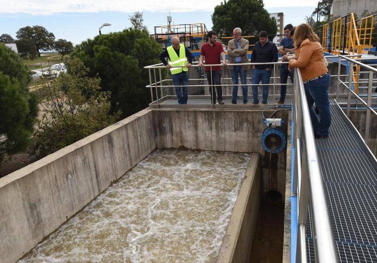 Visita de Carlos Carlos, presidente de la Diputación y el gerente de MásMedio, Gustavo Pérez, a la ETAP de Talayuela para comprobar el transcurso de las actuaciones.