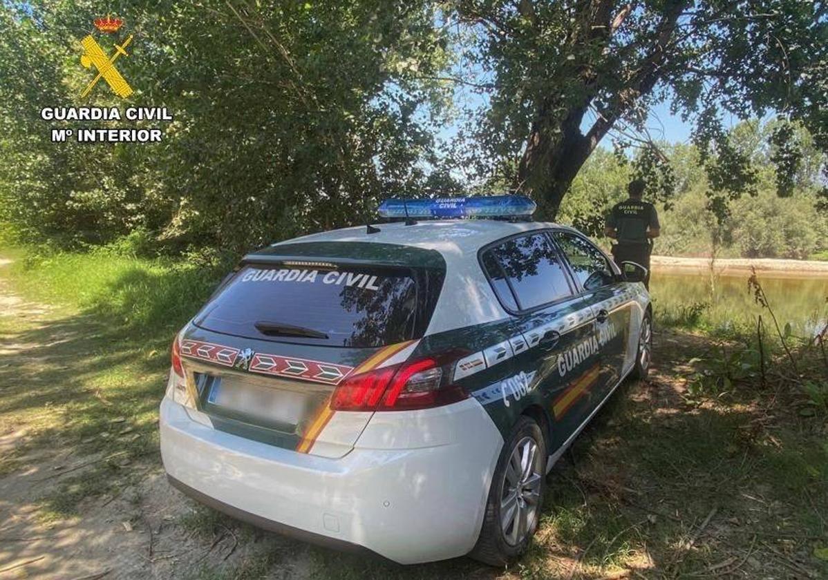 Guardia Civil en una imagen de archivo en un río de la Comarca de la Vera.