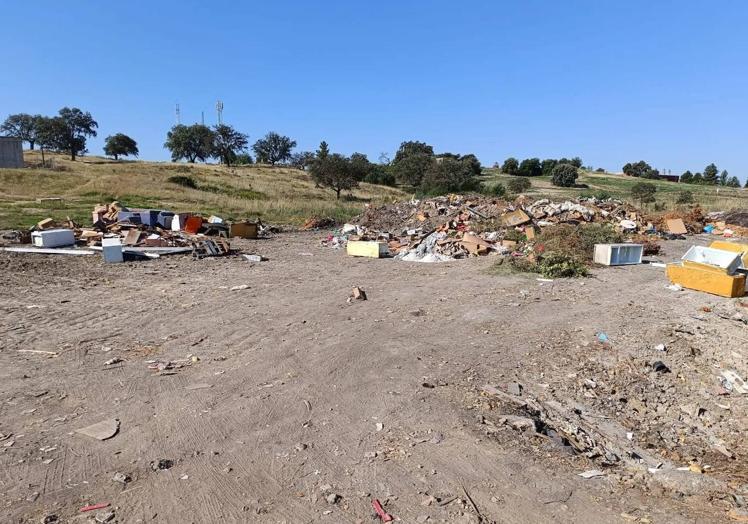 Imagen principal - Montones en los que se mezclan los distintos enseres.