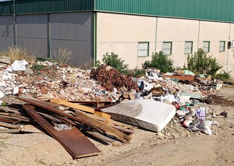 Imagen secundaria 1 - Montones en los que se mezclan los distintos enseres.