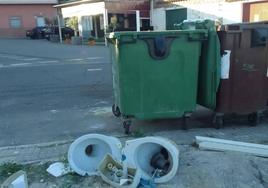 El Ayuntamiento recoge los enseres y mobiliario que se encontraban en varios puntos de la localidad