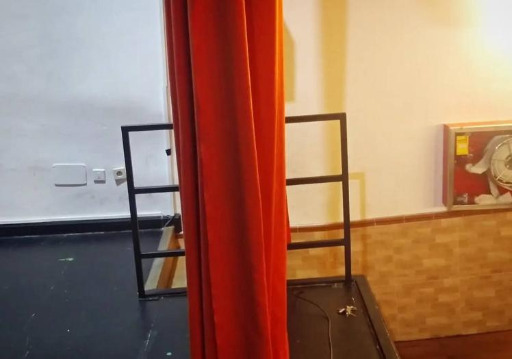 Imagen principal - Colocadas unas barandillas de apoyo en las escaleras de la Casa de Cultura