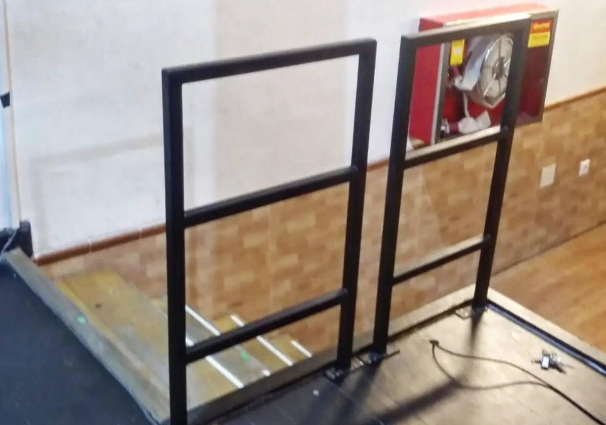 Colocadas unas barandillas de apoyo en las escaleras de la Casa de Cultura