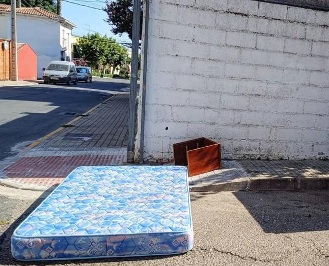 Imagen principal - El Ayuntamiento localizará y sancionará a quienes no depositen correctamente los enseres