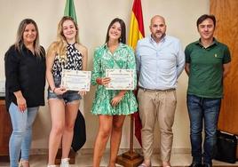 Las premiadas junto a las autoridades tras entregarles el premio.