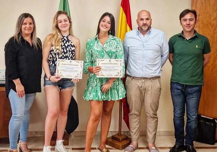 Las premiadas junto a las autoridades tras entregarles el premio.