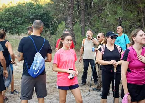 Imagen secundaria 1 - Unas 50 personas participaron en la Ruta Senderista Nocturna