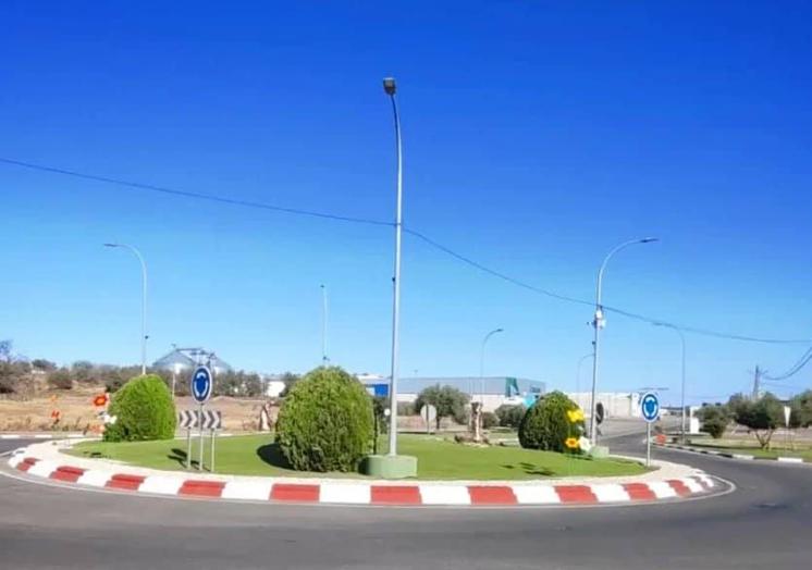 Imagen principal - El Ayuntamiento acondiciona la rotonda y entrada de Talayuela