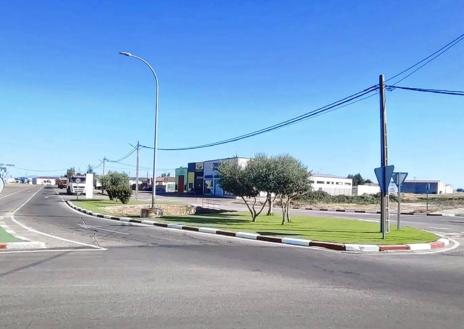 Imagen secundaria 1 - El Ayuntamiento acondiciona la rotonda y entrada de Talayuela