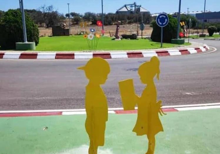 Imagen principal - El Ayuntamiento acondiciona la rotonda y entrada de Talayuela