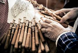 La Universidad Popular imparte talleres de bolillos y de memoria