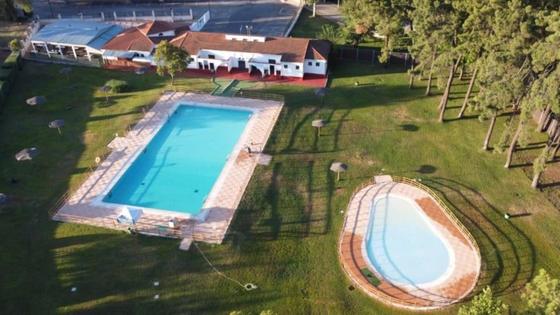 El Ayuntamiento licita la gestión del bar de la piscina municipal