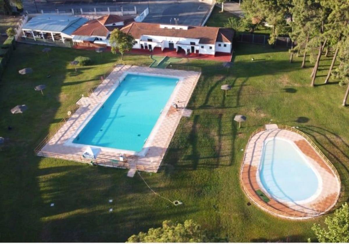 El Ayuntamiento licita la gestión del bar de la piscina municipal