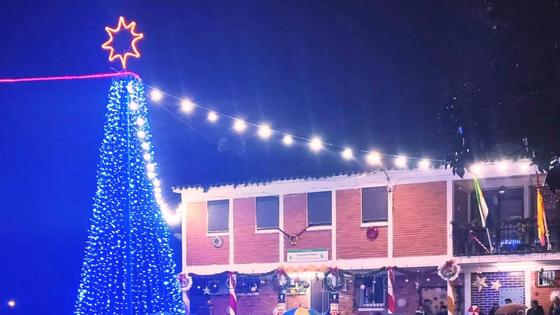 Las vecinas de Santa María de las Lomas iluminan la Navidad
