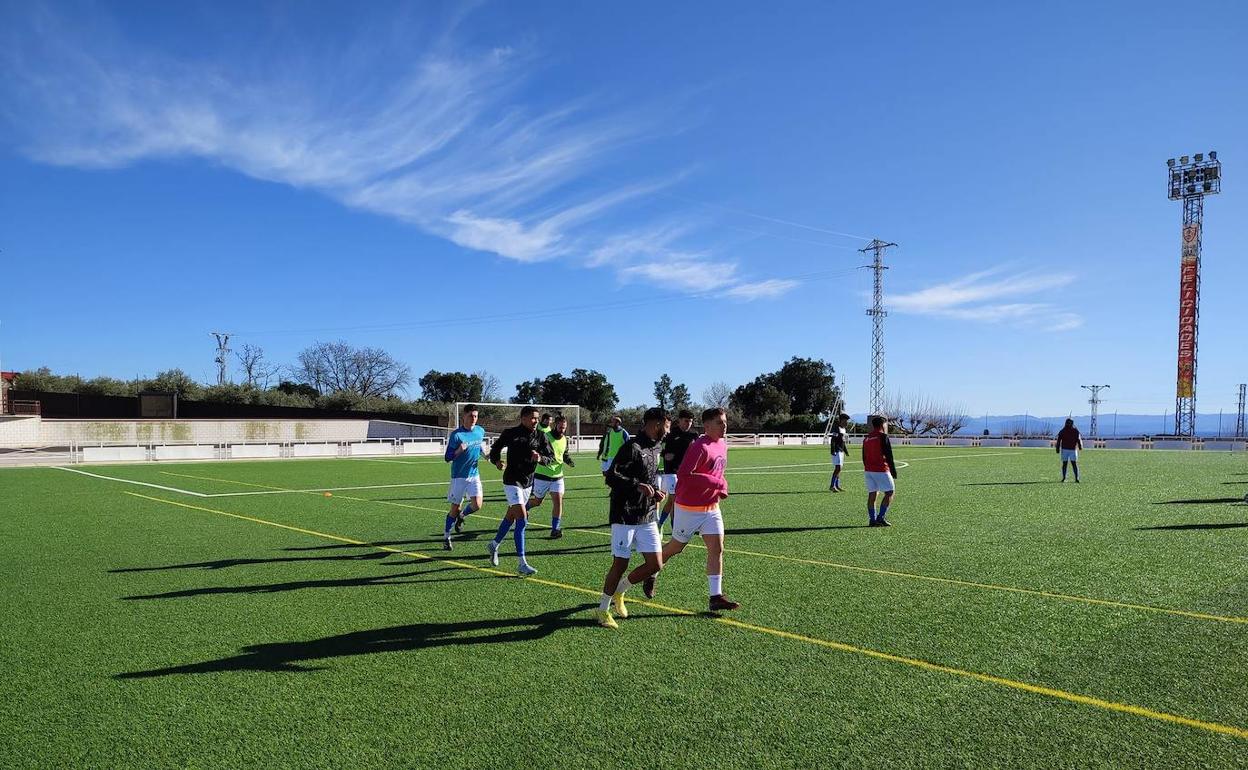 Los azulones pierden por 2-0 ante el Jaraíz en el derbi comarcal