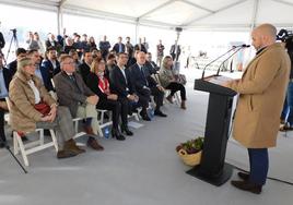 Roberto Baños ante las autoridades presentes en la inauguración