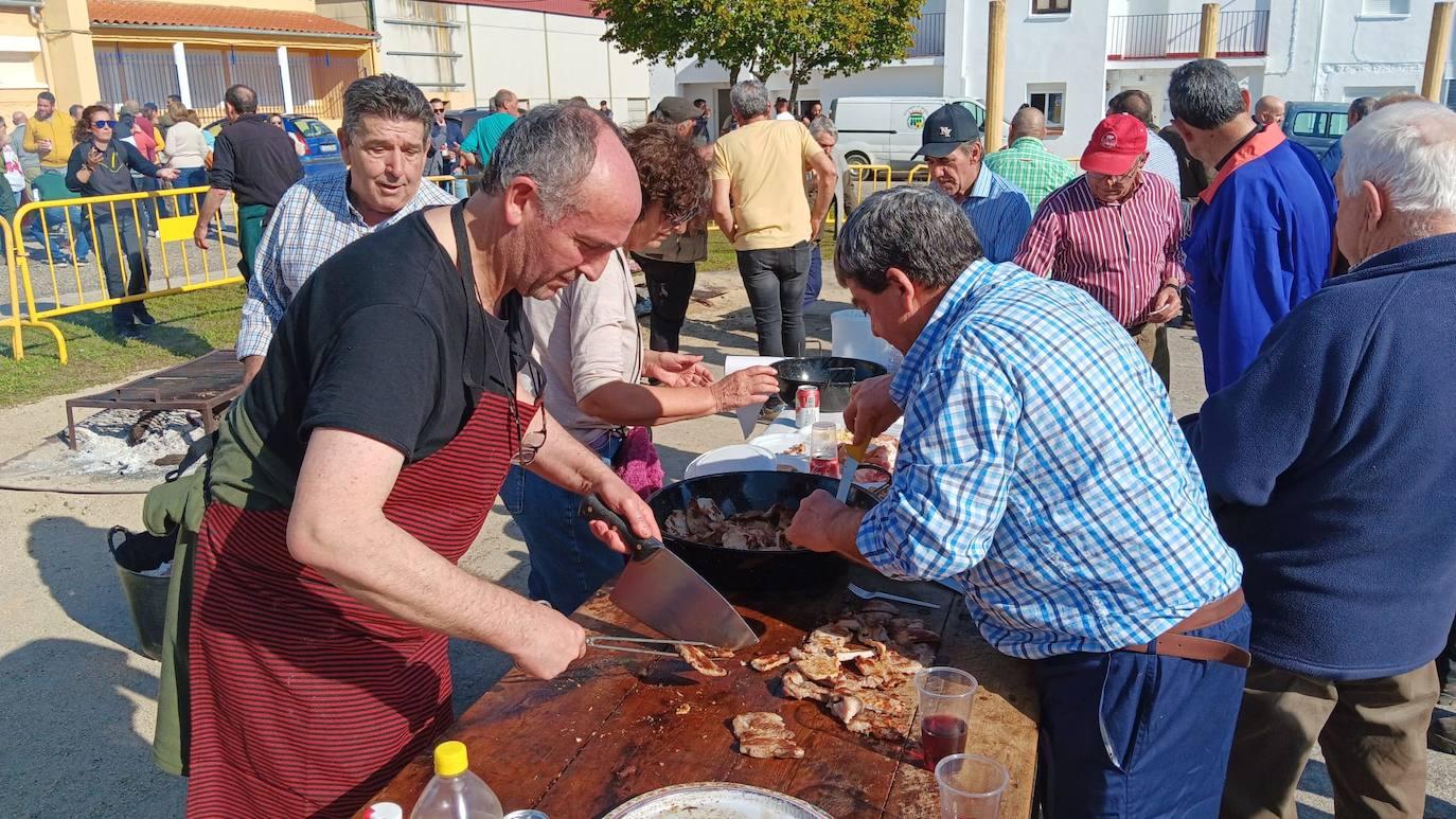 Barquilla de Pinares celebra su tradicional matanza anual